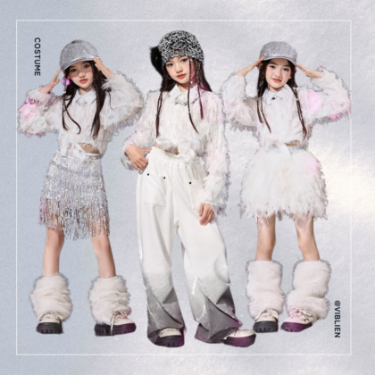 ステージで輝く、ホワイト×シルバーを基調とした華やかコスチューム