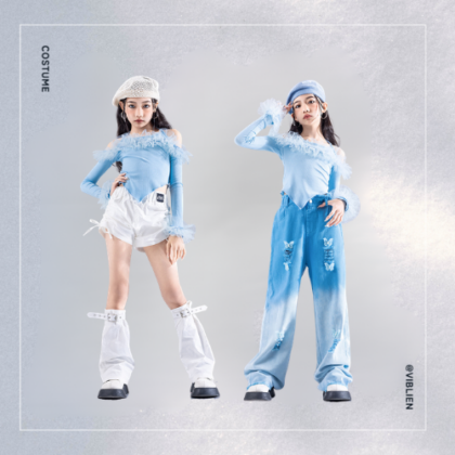 ライトブルーフェザートップ × ホワイト／デニムコーデ（2タイプ）