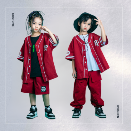 レッドベースボールシャツ × ストリートキッズコーデ（A／B）