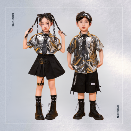 メタリックシャツ × ブラックストリートコーデ（A／B）