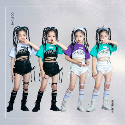 クロップドロゴトップ × ショートパンツ ストリートコーデ