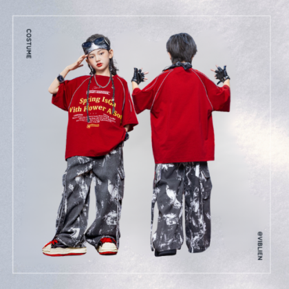 レッドグラフィックT×ペイントワイドパンツ ストリートダンスコーデ